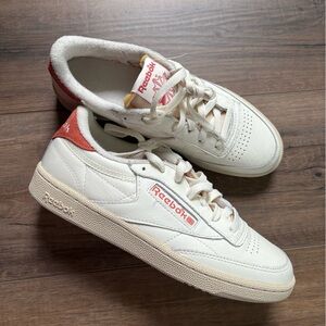 NWOT Reebok retro sneakers